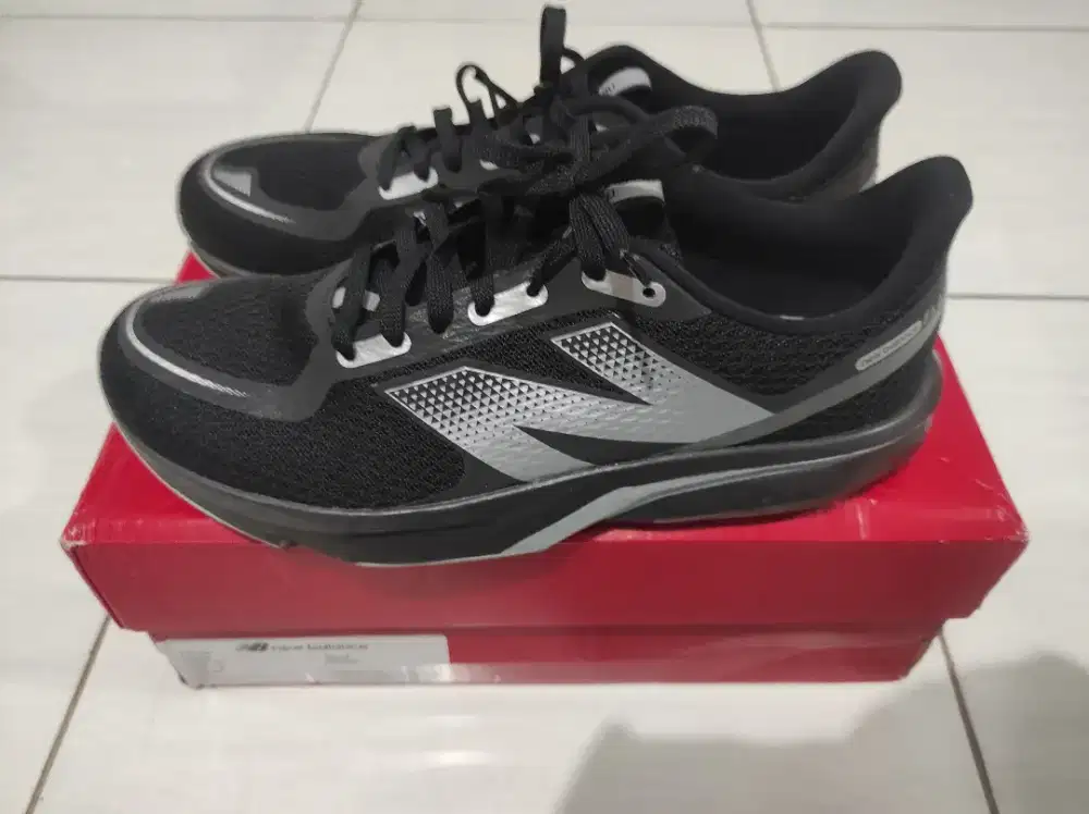 Sepatu Olahraga New Balance Unisex 43