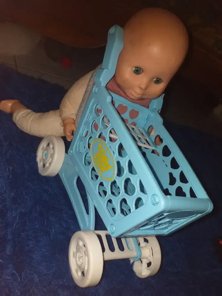 Bayi hugs action figure