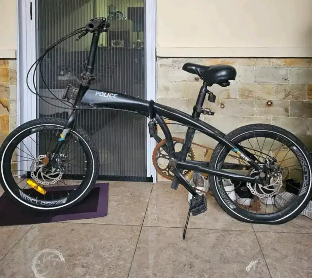 Sepeda tak terpakai