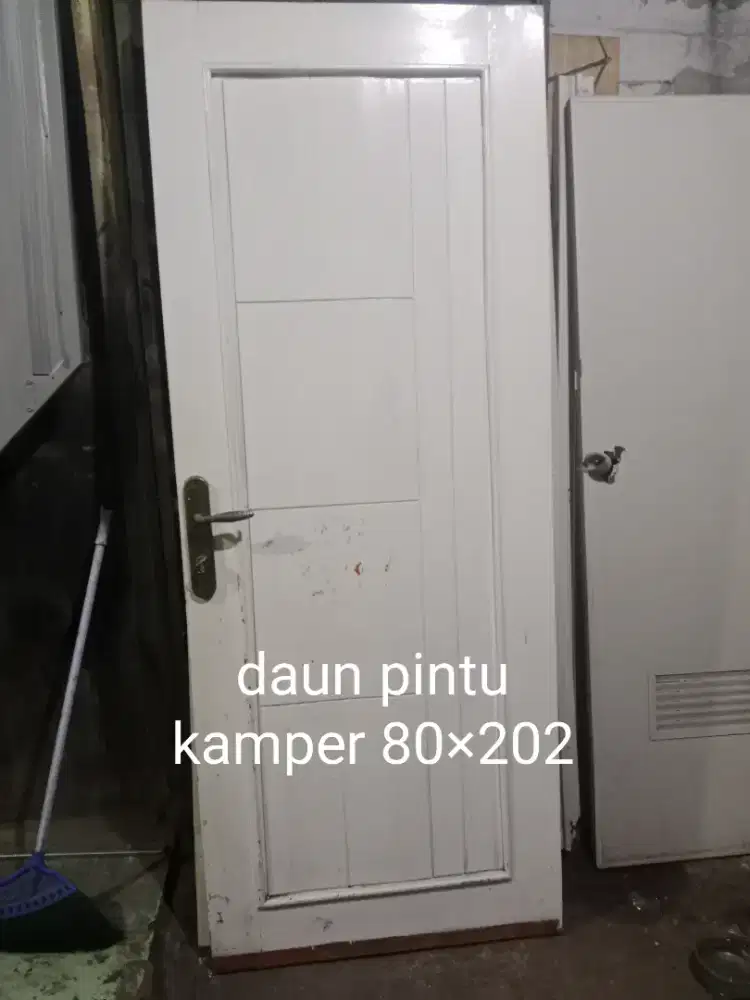 Daun pintu dan daun jendela  4unit pintu 1unit bekas kamper