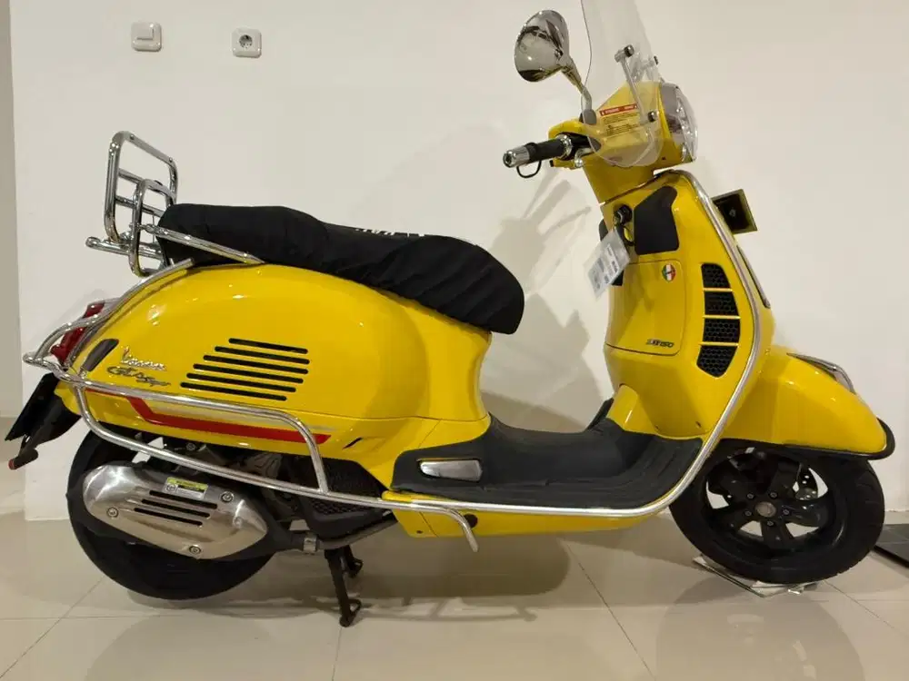 Vespa Piagio GTS 150 Yellow