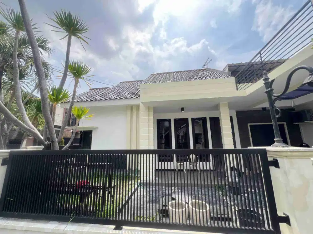 Tinggal bawa koper‼Disewakan rumah 2 lantai Full Furnish Deltasari.