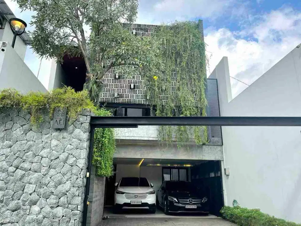 rumah mewah tropikal ada private pool di Banjarsari Solo kota