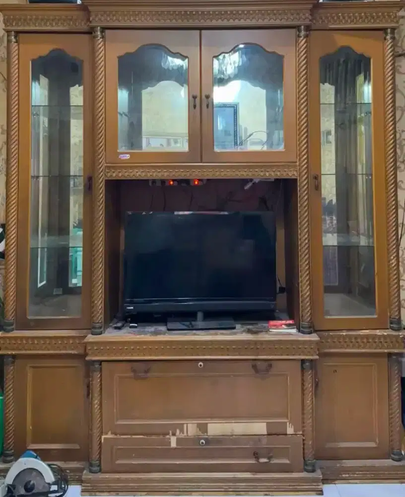 Lemari tv kayu.