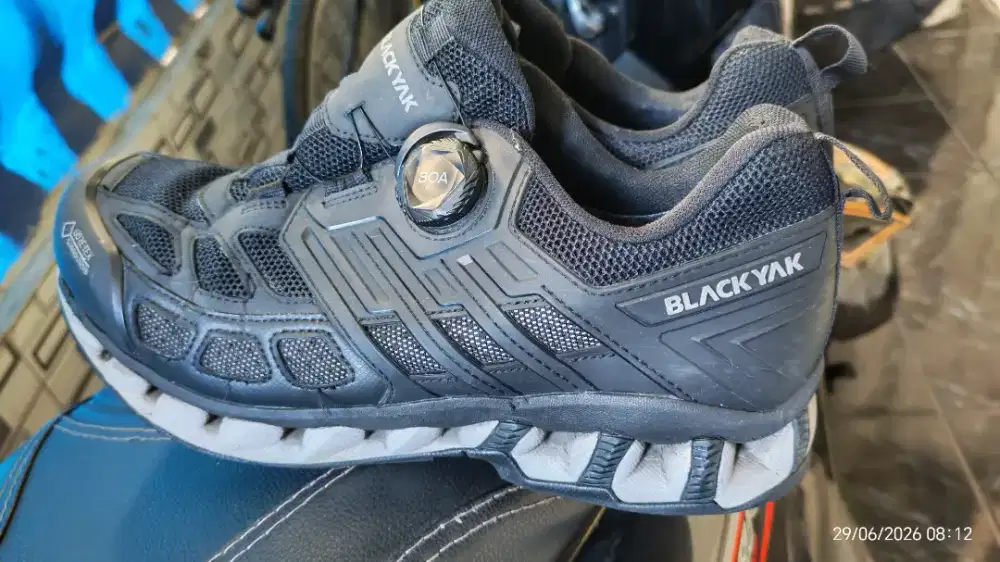 Sepatu Outdoor Black Yak 41,5 Mulus