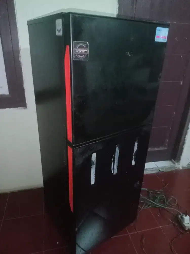Di jual Kulkas 2 pintu merk AQUA kondisi Normal dingin Beku SIAP PAKAI