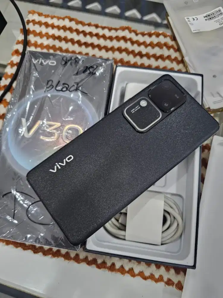 Vivo V30 5G Black Ram 8/256gb Lengkap Mulus