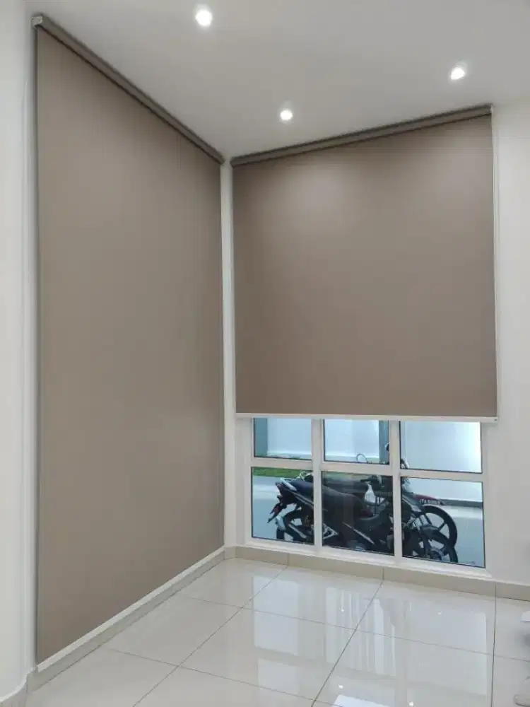 Roller blind (tirai jendela)