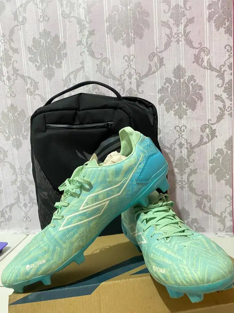 SEPATU BOLA MILS