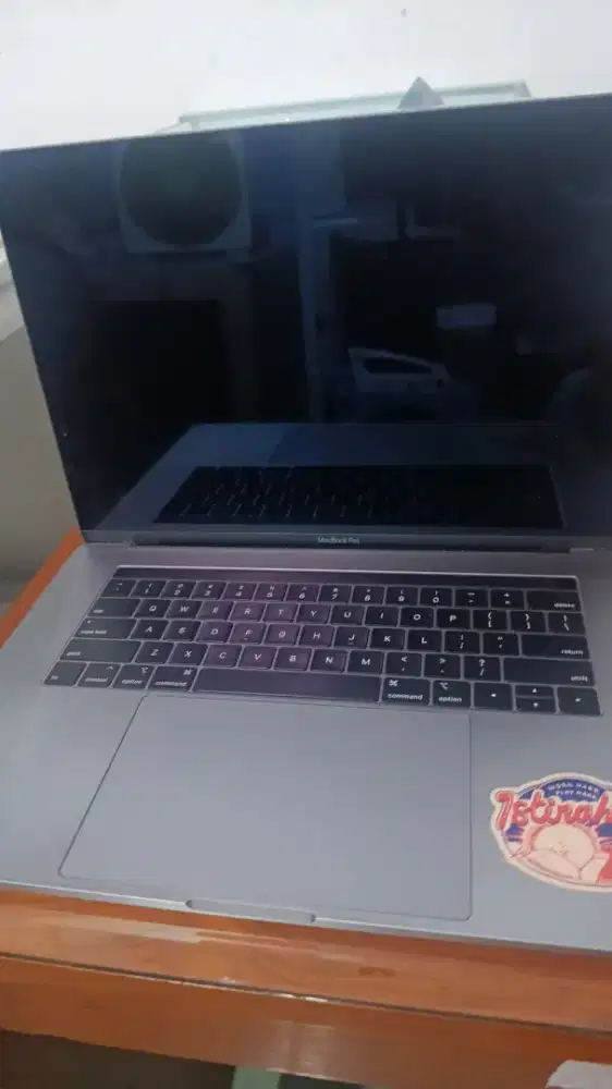 Macbook pro 15 in A1990 matot