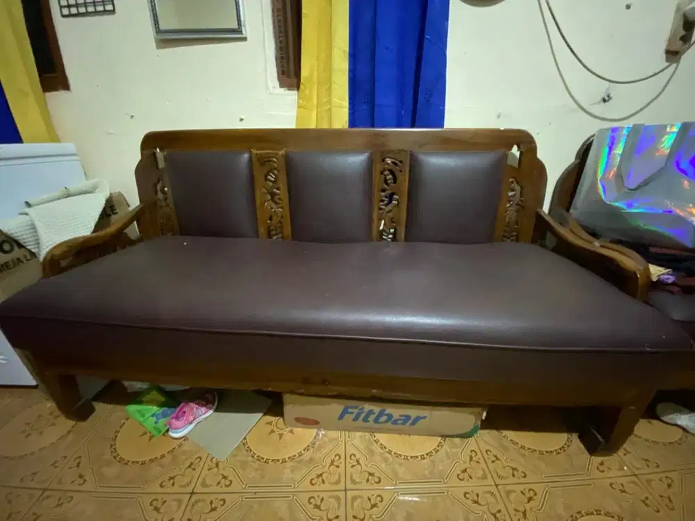 Kursi ruang tamu