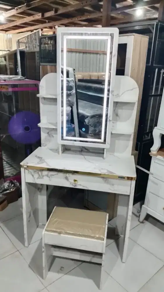 Meja rias belampu