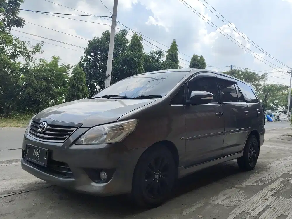 Toyota Kijang Innova 2012 V A/T