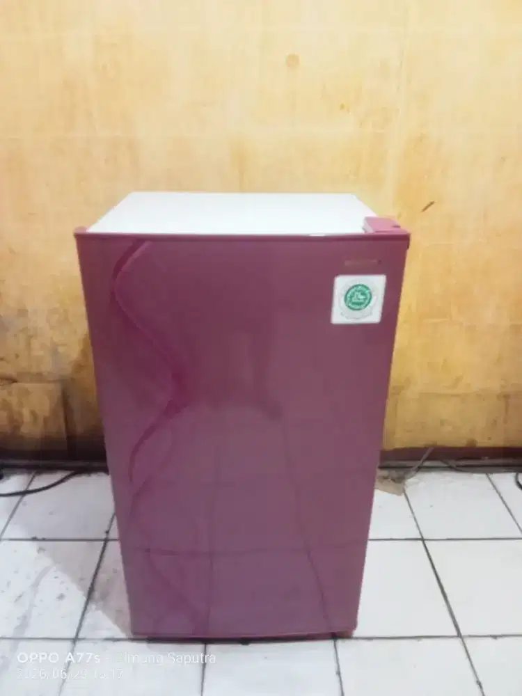 Kulkas minibar merek SHARP