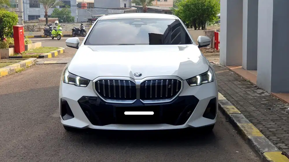 Km 14 ribu bmw i5 m sport 2024 pakai 2025 putih pajak panjang