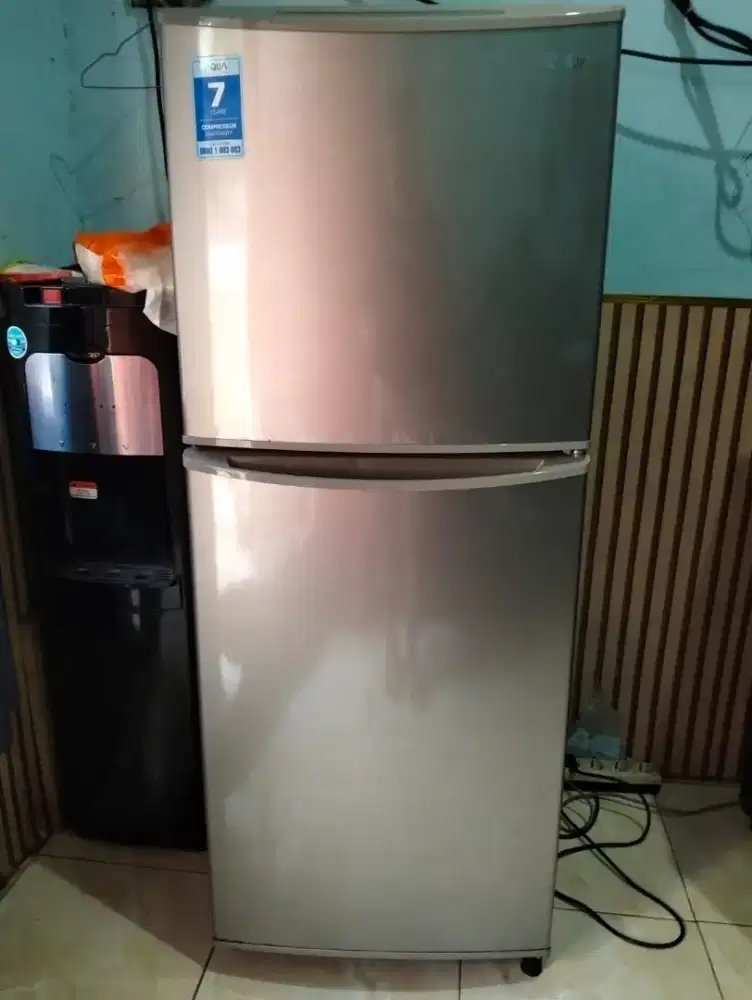 Kulkas 2 pintu Aqua dingin