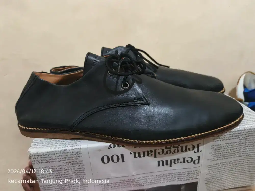 Sepatu casual kulit