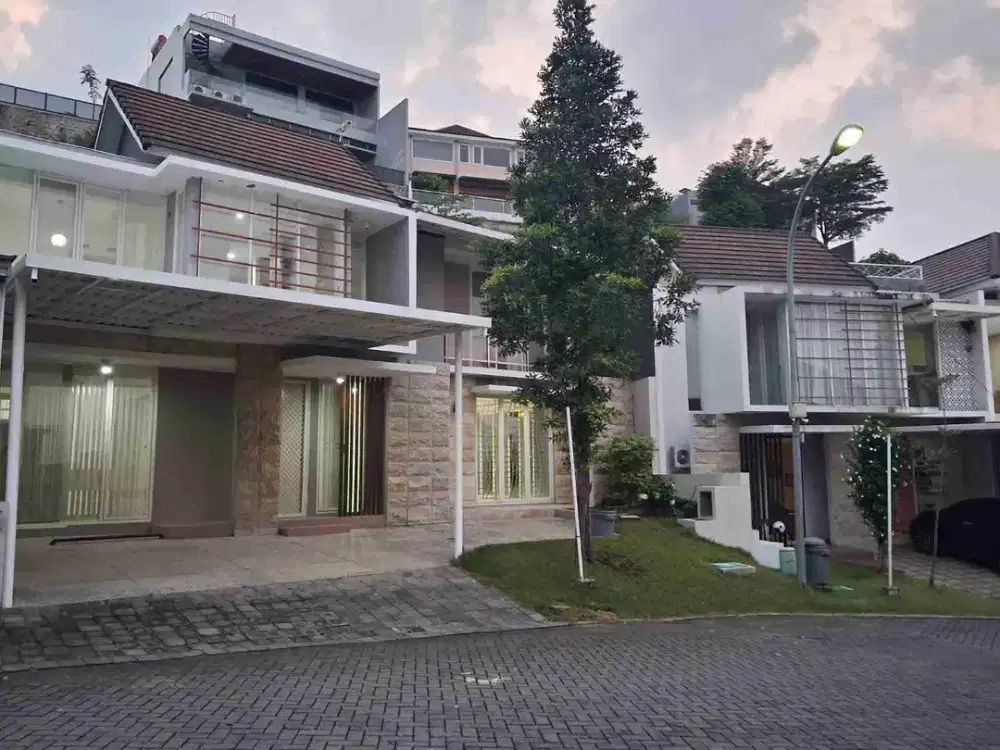Dijual Rumah Mewah Semi Furnished Tingkat 3 Lantai di Perumahan Citragrand, Semarang