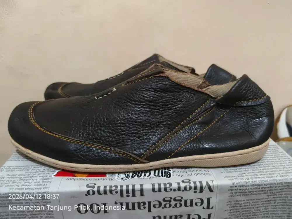 Sepatu kulit coklat