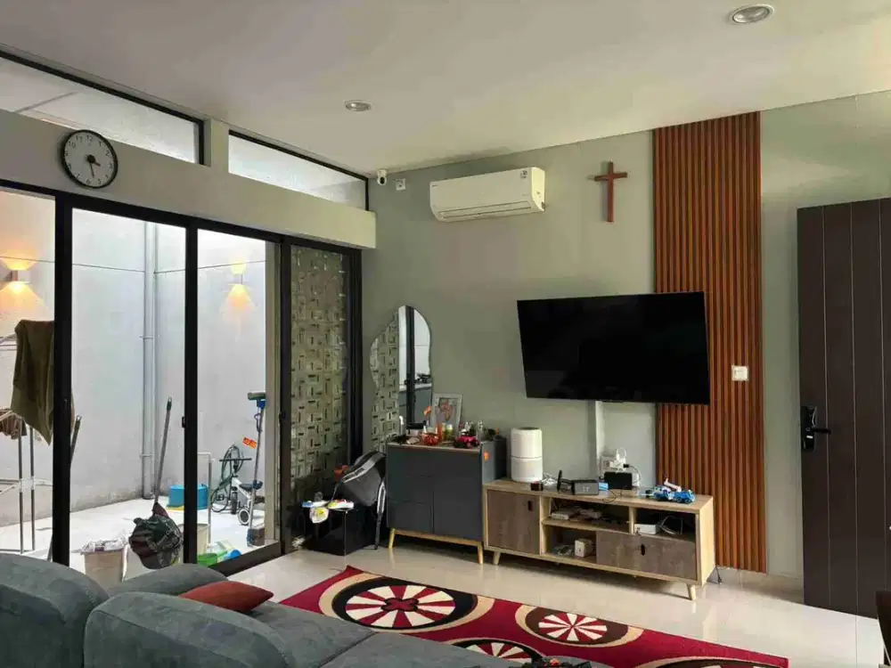 Rumah Flora tipe Freya furnished dengan Kamar tidur 4, AC 2 unit, lemari 2 , sofa dan ranjang 1 juga canopy depan dan belakang