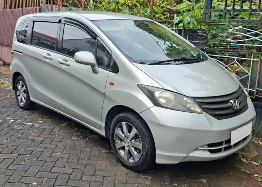 DIJUAL HONDA FREED 2010 MATIC MULUS TIDAK PERNAH KENA BANJIR AMAN