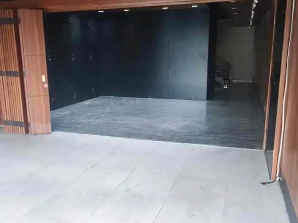 Sewa ruko A Yani 

Luas 90/250
3 lantai 
Lm 5 mtr
Listrik 7700W
Air sumur
3+1 kamar mandi
Hadap utara
Harga Rp. 170jt per tahun nego fn