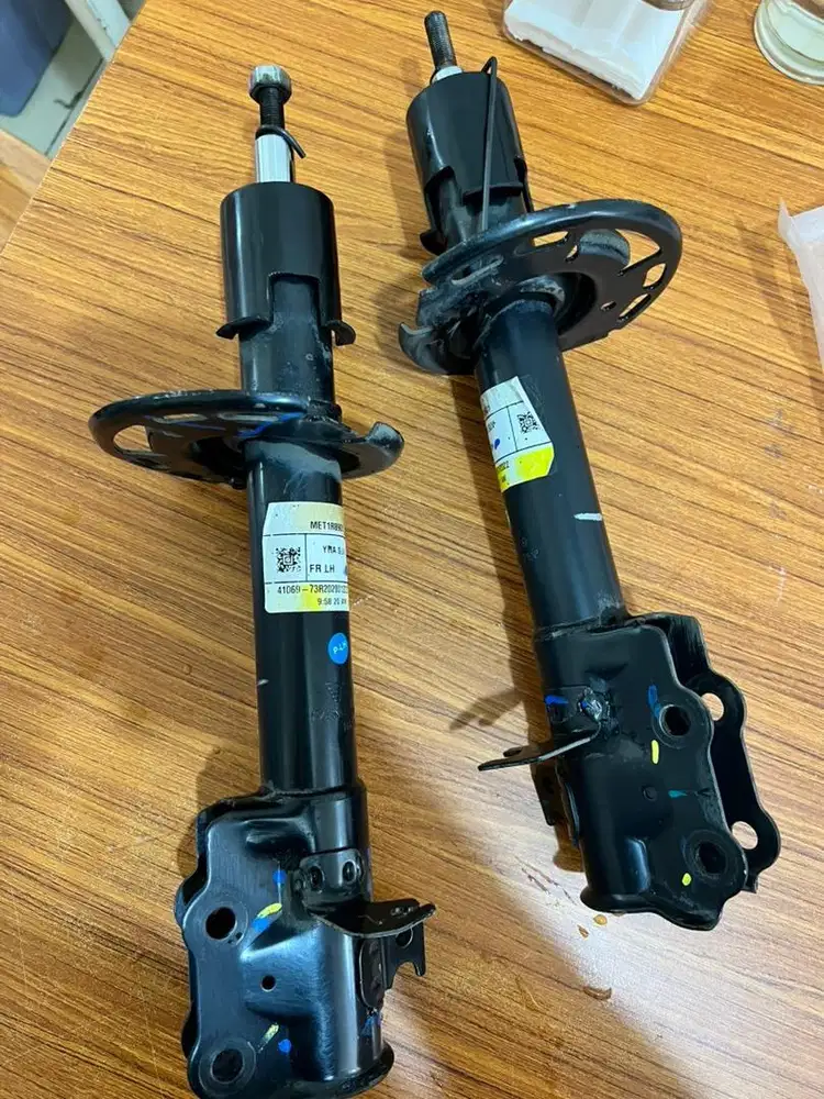 Shockbreaker depan Suzuki XL7 LH ori copotan mobil
