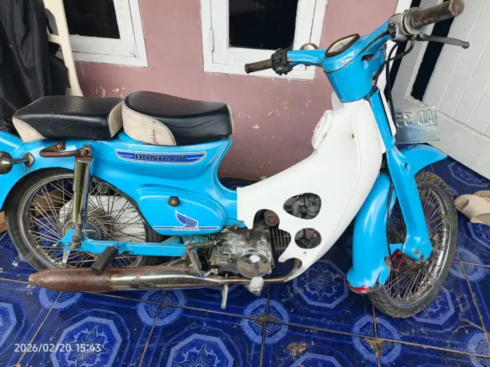Honda C70 biru cerah