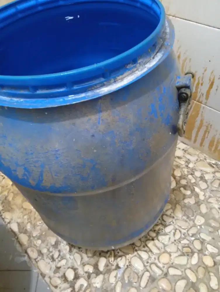 Dijual tong drum bak mandi besar ada dua biji gentong mandi tinggi 2bj