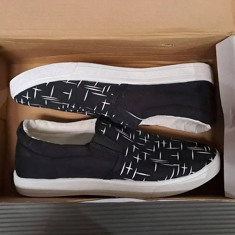 Sepatu Kasual Slip-On Hitam - Size 39