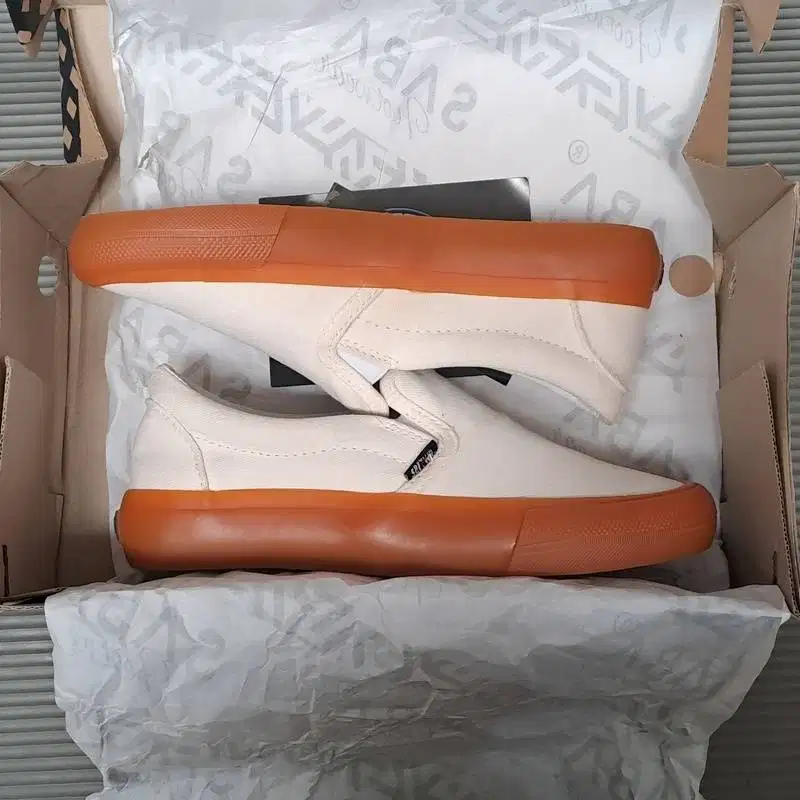 Sepatu Kasual Vintage Slip On Off White Gum - Size 38