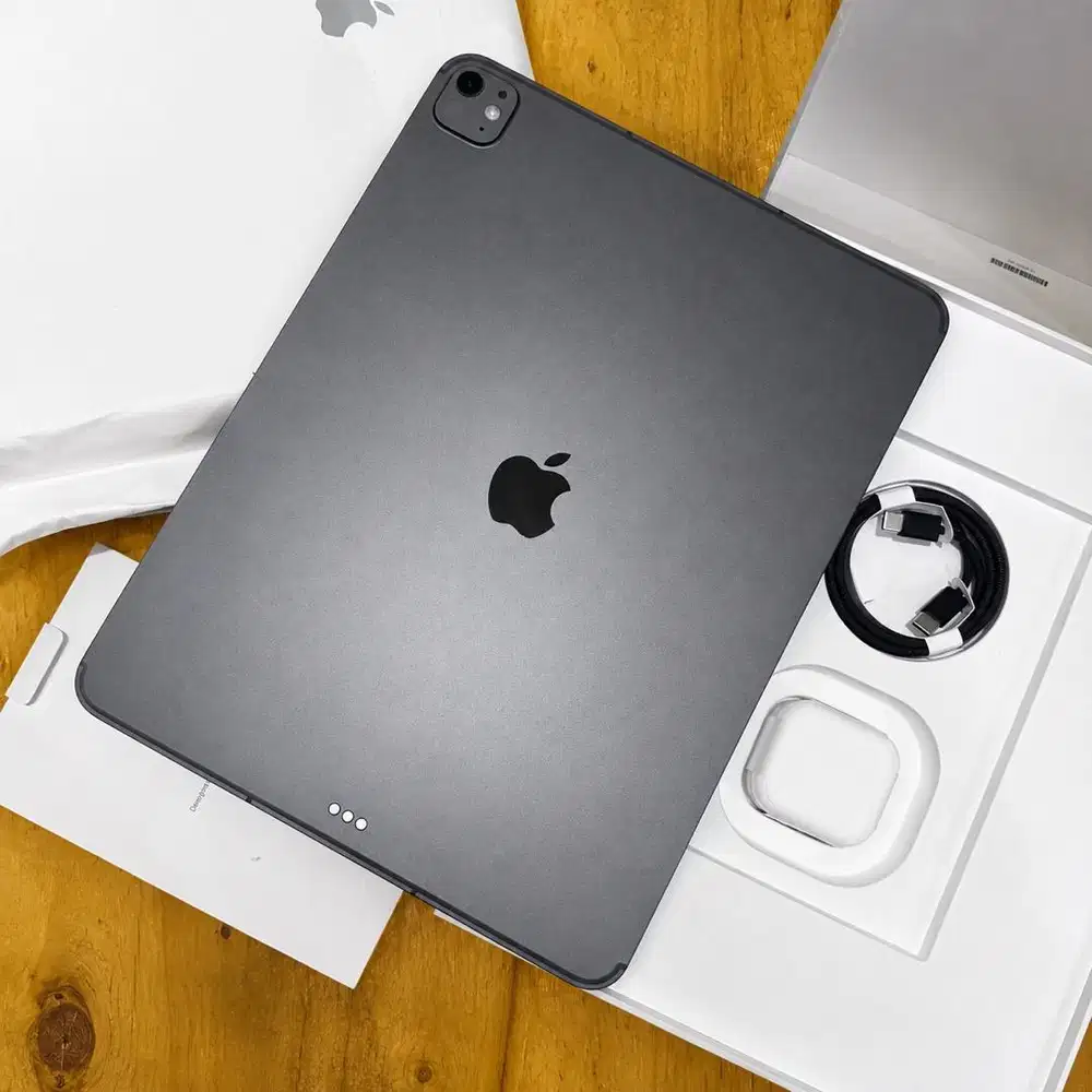 Like new iPad Pro M5 13 inch 2TB cell wifi Nano texture cc5 pajakresmi