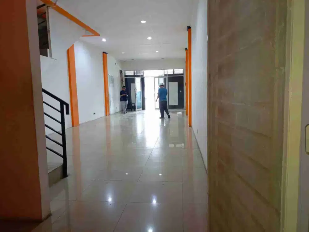 Disewakan Ruko 3 Lantai Lokasi Ramai Dan Hidup Pinggir Jalan Utama Di Pekayon. Kota Bekasi