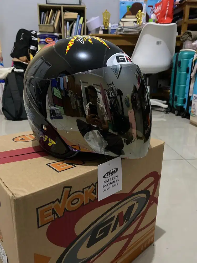 Helm anak Merk GM