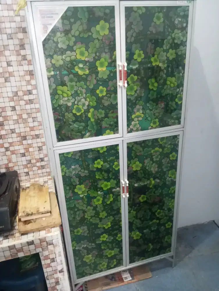 Lemari Piring Kaca Stainless