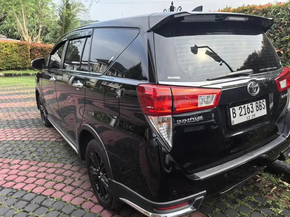 Kijang Inova Venturer Hitam 2019