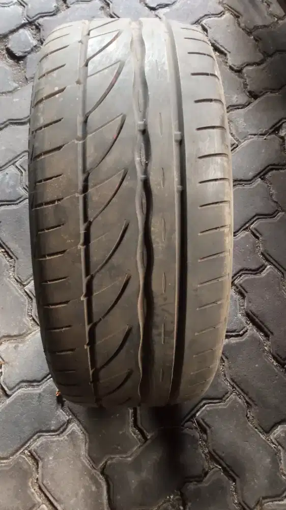 R18 225/40 Bridgestone