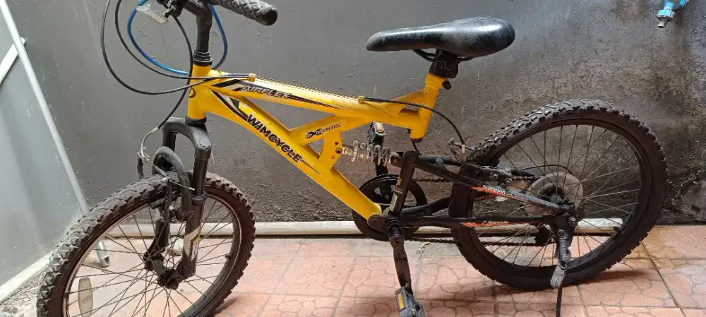 Sepda warna kuning ada gigi ranatai