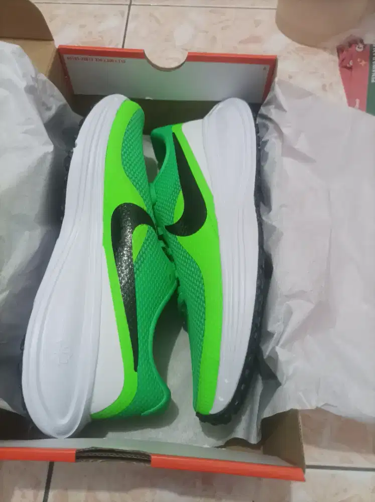 Sepatu Nike Revolution 8