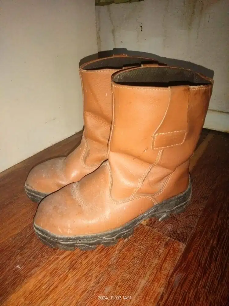 Sepatu safety second meek kings
