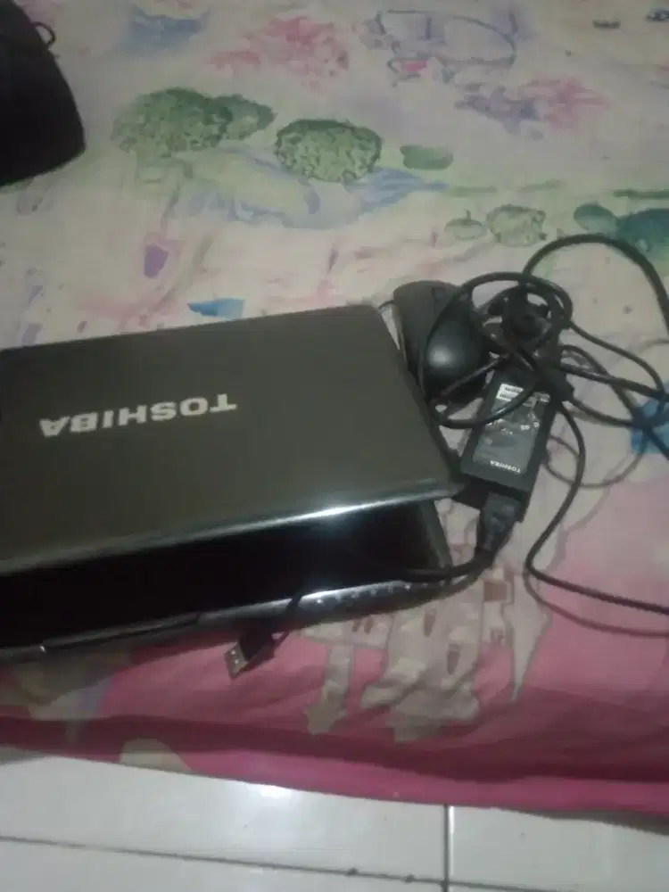 Di jual laptop Toshiba ram 6 masih ok komplit Masi ada tas