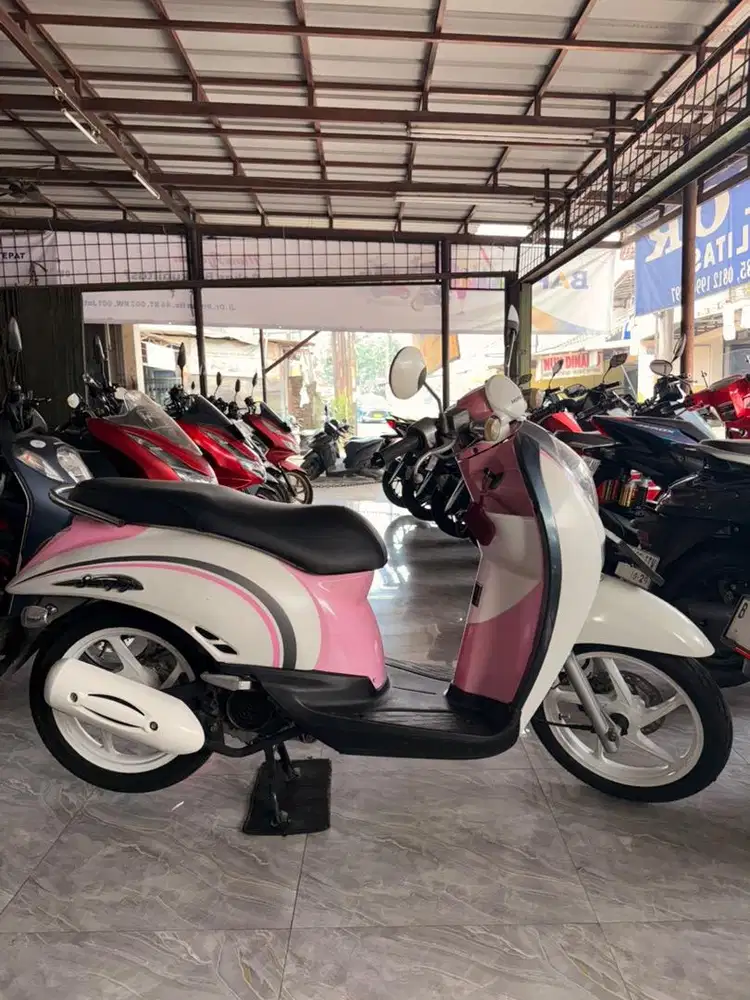 Scoopy stylish 2011 pink putih mulus
