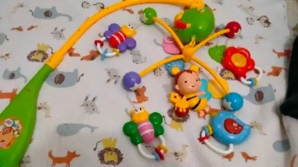 Mainan tempat tidur bayi