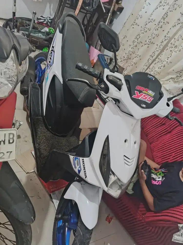 Honda beat warna putih