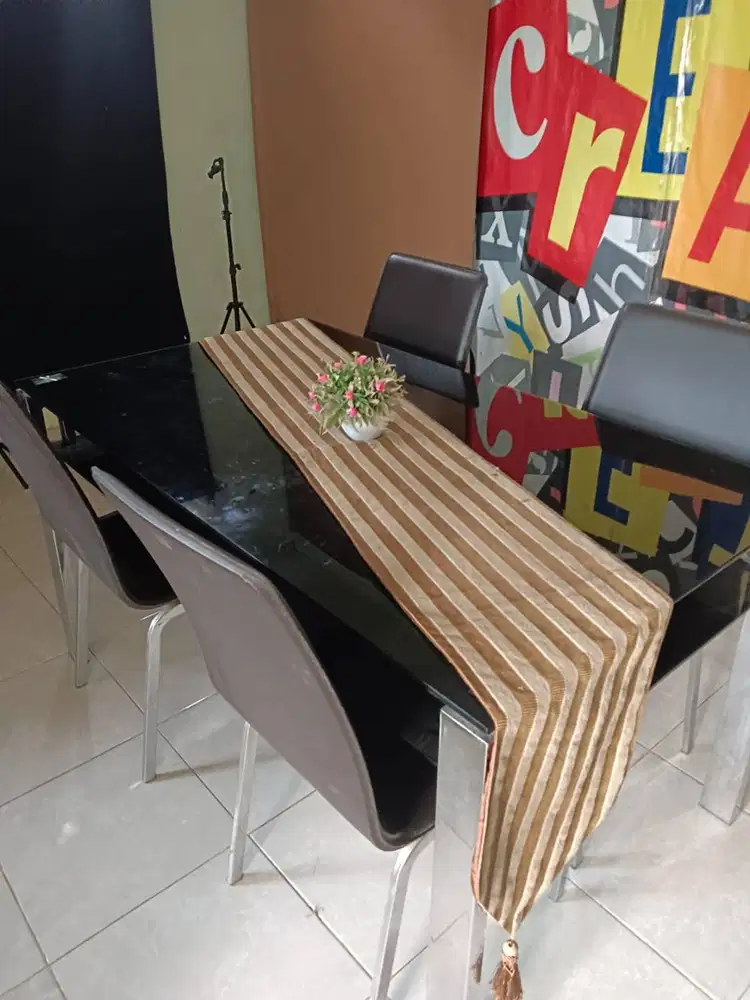 MEJA MAKAN TEMPERED GLASS TEBAL LIKE NEW