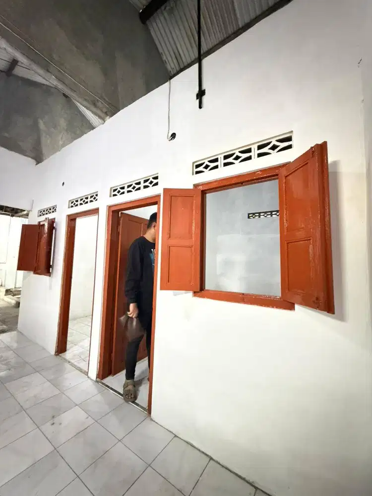 Disewakan Rumah 4 kamar Tidur dan Parkir 6 Mobil