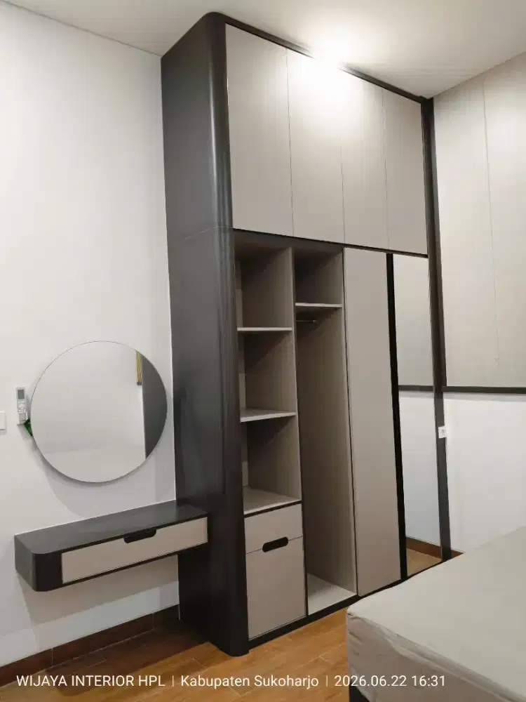 Interior rumah wardrobe lemari meja rias HPL