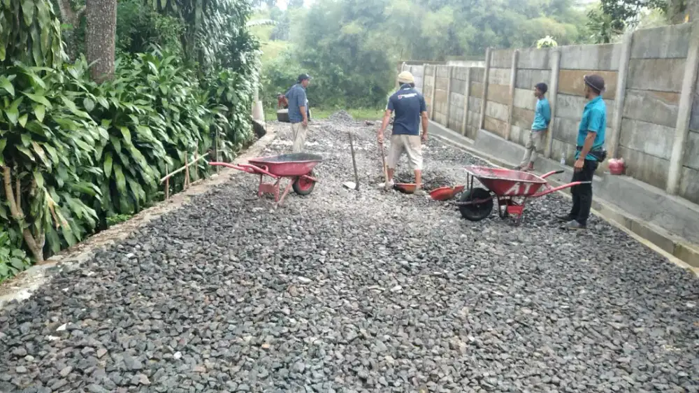 Cut and fill galian pondasi bongkar bangunan tua