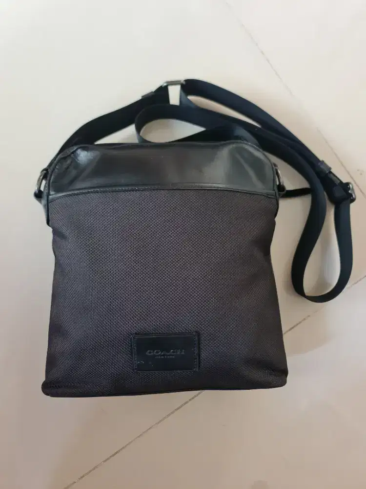 115. Coach Sling Shoulder Bag Pria Black
Seri : F37609
Preloved