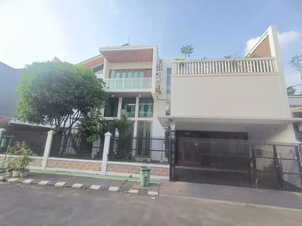 Rumah Mewah 3 Lantai Hook 2 Muka di Kemang Pratama Bekasi, LT 570 m², Taman Luas, Garasi 8 Mobil, SHM
